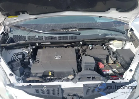 2015 Toyota Sienna Le 8 Passenger z USA, uszkodzony, nr VIN 5TDKK3DC6FS543724